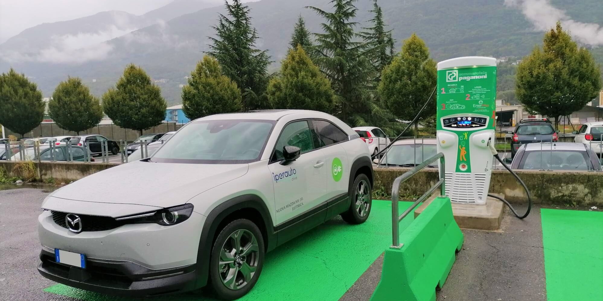 Colonnina-EnerMia-Sondrio-auto-in-ricarica-elettrica-3 EnerMia