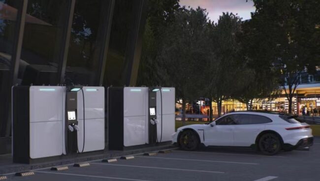 Le colonnine della serie Net Zero di XCharge supportano la funzione Battery2Grid