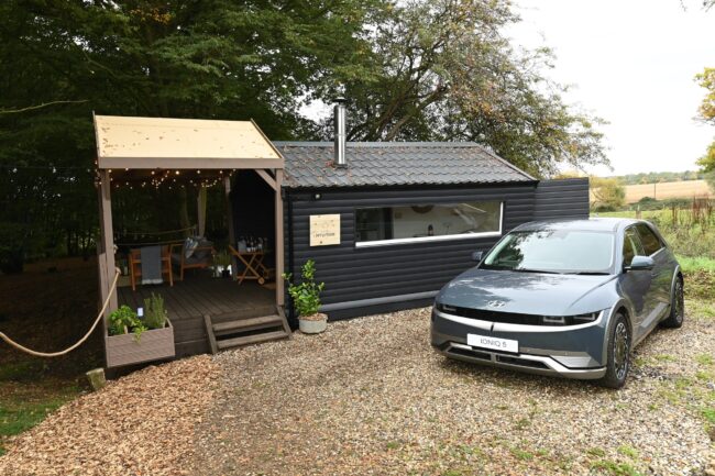 09_Hyundai_car_powered_hotel