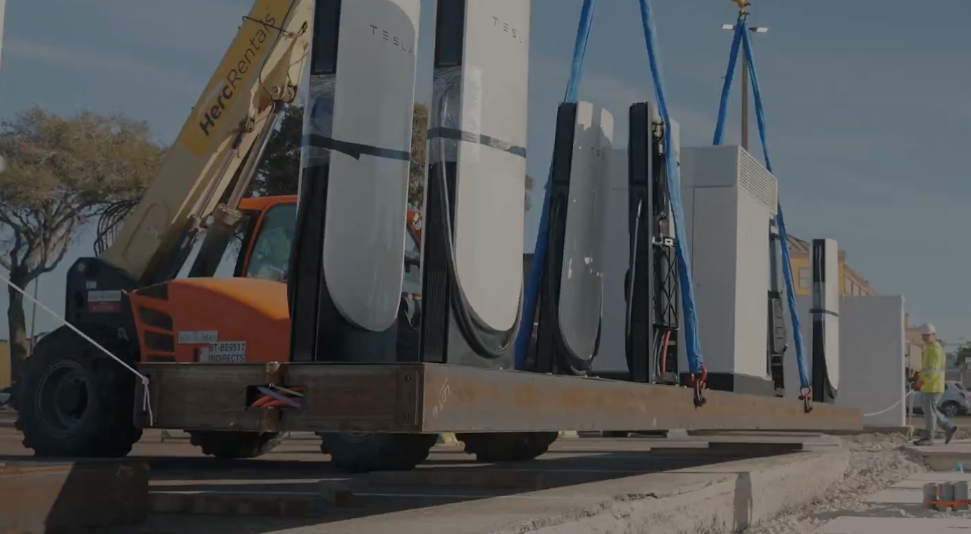 Cabinet Tesla Supercharger V4 durante il trasporto o l’installazione presso una stazione HPC